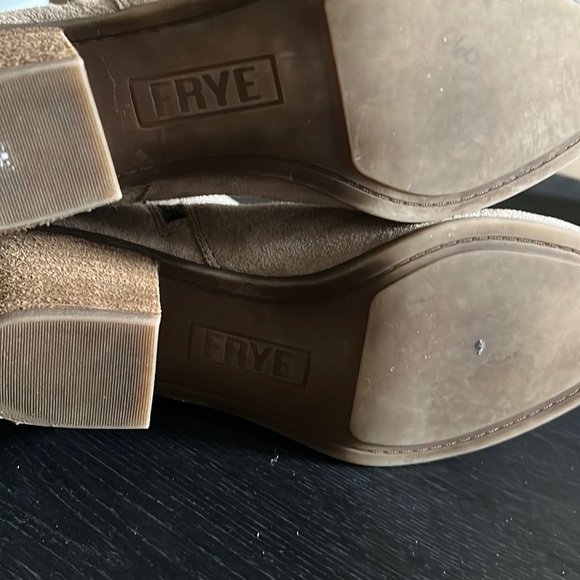 EUC  LADIES FRYE SUEDE ANKLE BOOTS IN ASH 9.5 - Picture 3 of 5